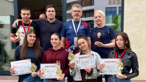 ZLATNE RUKE OSVOJILE PET MEDALJA: Uspeh učenika Farmaceutsko-fizioterapeutske škole na takmičenju u masaži (FOTO)