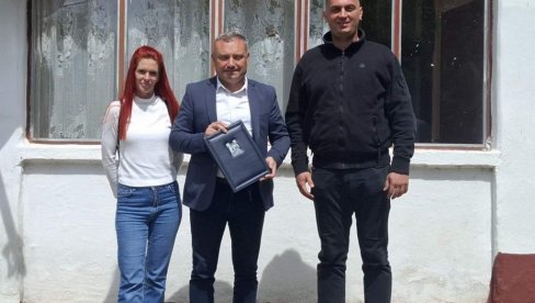 VUKOVIĆI DOBILI DOM: GO Voždovac i Komesarijat za izbeglice pomažu obezbedili porodici kuću