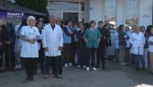 ЗБОГ ХАПШЕЊА У ГРАЧАНИЦИ: Протест радника Дома здравља (ВИДЕО)