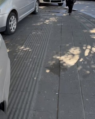 TAKTILNE STAZE POD PREPREKAMA: Muke slepih i slabovidih Beograđana zbog nebezbednih raskrsnica, parkiranih vozila...