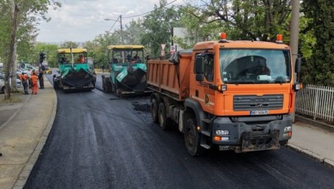 АСФАЛТИРАЊЕ 3.800 МЕТАРА ПУТА: Велики радови у обреновачком селу Дрен