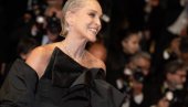 НИКО КАО ШЕРОН СТОУН НЕ УМЕ ДА ЗАПАЛИ МАШТУ: Прекршила сва правила Кана и приредила рај за очи! (ФОТО)
