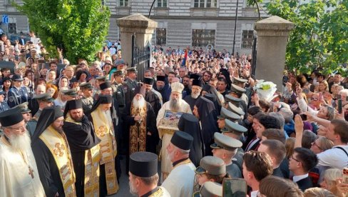 ЧУДЕСНИ ПОЈАС ПРЕСВЕТЕ БОГОРОДИЦЕ У И ЧЕСТИЦА ЧАСНОГ КРСТА У ВАЗНЕСЕЊСКОЈ ЦРКВИ: Стотине верника дочекало светиње (ФОТО)