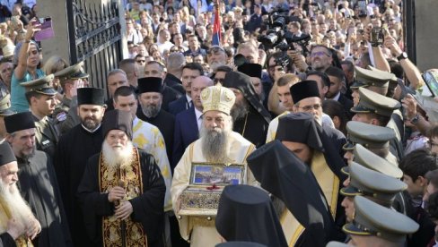 SPASOVDANSKU LITIJU PREDVODI PORFIRIJE: Časni krst nosi učenik Matematičke gimnazije