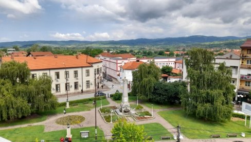 ЛИТИЈА УЛИЦАМА ВАРОШИ: Власотинце обележава своју славу
