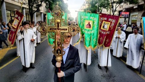 ПАТРИЈАРХ ПОРФИРИЈЕ ПРЕДВОДИ ХИЉАДЕ ВЕРНИКА: Величанствени призори са Спасовданске литије у Београду (ФОТО)