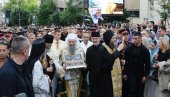 ПАТРИЈАРХ ПОРФИРИЈЕ ПРЕДВОДИ ХИЉАДЕ ВЕРНИКА: Величанствени призори са Спасовданске литије у Београду (ФОТО)
