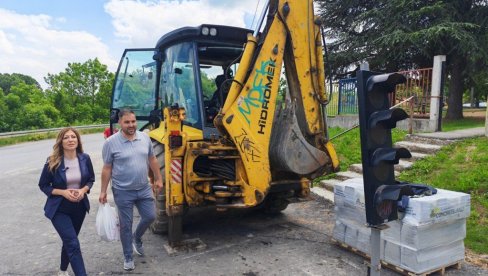 НОВА СТАЗА ЗА ПЕШАКЕ:  Безбедније кретање ученика и грађана у близини осмолетке у Прњавору