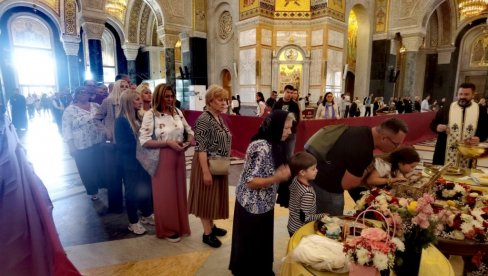 ОГРОМНО ИНТЕРЕСОВАЊЕ ЗА СВЕТИЊУ: Више од пола милиона верника поклонило се појасу Пресвете Богородице