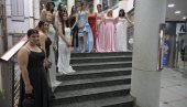 OSMESI LEPŠI OD NAJLEPŠIH HALJINA! Fondacija Novosti i ove godine obezbedila svečanu odeću za decu iz Zvečanske