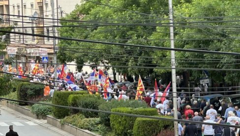 ВЕЛИКИ СКУП ПОДРШКЕ ПРЕДСЕДНИКУ ВУЧИЋУ У КУМАНОВУ: Вијоре се српске тробојке и македонске заставе, пристиже све више људи (ФОТО/ВИДЕО)