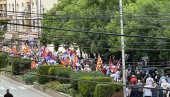 VELIKI SKUP PODRŠKE PREDSEDNIKU VUČIĆU U KUMANOVU: Vijore se srpske trobojke i makedonske zastave, pristiže sve više ljudi (FOTO/VIDEO)