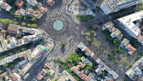 ТО ЈЕ ТИХ 25 ХИЉАДА! Снимак из дрона показао колико је блокадера на Славији (ФОТО)