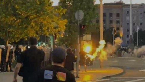 BLOKADERI NASILNICI NA ULICAMA BEOGRADA: Siledžije bakljama gađaju policiju - Pogledajte šta rade (VIDEO)