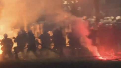 BLOKADERI BRUTALNO NAPALI POLICIJU! Bacaju baklje i topovske udare, jezivo divljanje u Beogradu
