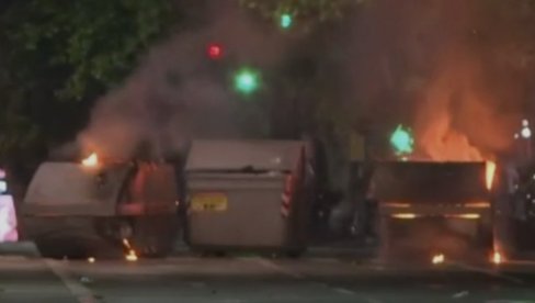 VANDALIZAM BLOKADERA U BEOGRADU: Divljaju po ulicama, pale kontejnere i penju se na bandere (VIDEO)