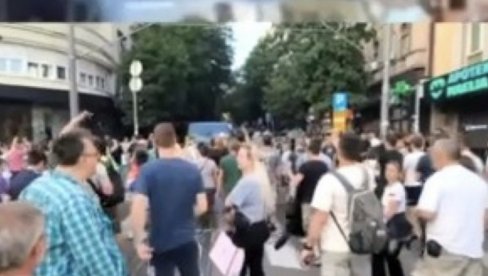 BESNA HORDA BLOKADERA NAPRAVILA PAKAO U CENTRU GRADA! Urlali na policiju i vređali narod kao pomahnitala rulja