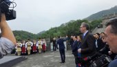 ISTORIJSKA POSETA VUČIĆA KINI: Predsednik stigao na Kineski zid, prisutan veliki broj kineskih novinara