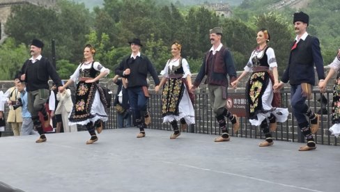 NA SVIM KINESKIM TELEVIZIJAMA PRIKAZANO JE KOLO NA KINESKOM ZIDU Vučić odgovorio na napade blokaderskih političara