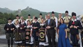 MINISTAR MALI ODUŠEVLJEN NASTUPOM:  Da mi je neko rekao da će se srpsko kolo igrati na čuvenom Kineskom zidu, ne bih mu verovao  (VIDEO)