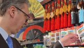 ПОСЕБНА УСПОМЕНА НА ОВУ ПОСЕТУ Вучић: Уграбио сам тренутак да купим неку ситницу за Данила, Милицу и Вукана (ФОТО)