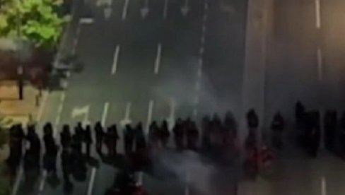 СНИМАК КОЈИ ЈЕ ЗАПАЛИО СРБИЈУ! Погледајте како блокадери нападају полицијске кордоне (ВИДЕО)