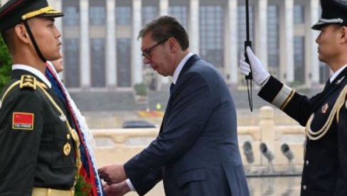 NJIHOVA ŽRTVA JE TEMELJ SNAGE JEDNE VELIKE ZEMLJE Vučić položio venac na Spomenik narodnim herojima na Tjenanmenu (FOTO/VIDEO))