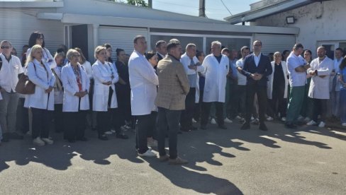 ZLATAN ELEK PORUČIO SA SKUPA U GRAČANICI: Protesti neće prestati dok direktori ne budu pušteni na slobodu