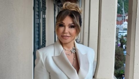 POLA VEKA KARIJERE STALO U OSAM MUZIČKIH PRIČA: Neda Ukraden novim albumom Svoja na svom i dalje korak ispred vremena (FOTO)