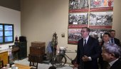NADAMO SE DA ĆEMO JEDNOG DANA DOSTIĆI OVE VISINE... Predsednik Vučić obišao Muzej Komunističke partije Kine (FOTO/VIDEO)