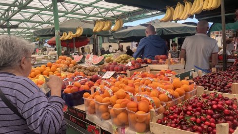 НОВЕ ЦЕНЕ НА ПИЈАЦАМА ШИРОМ СРБИЈЕ: Парадајз и брескве јефтиније, шаран и крменадла скупљи