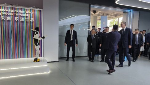 NEVEROVATNO! Robot se obratio Vučiću na srpskom: Evo šta je rekao o Ekspu (VIDEO)