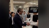 KINEZ ODUŠEVLJEN VUČIĆEM: Veliki fan predsednika sreo u fabrici robota (VIDEO)