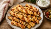 HRSKAVI ŠTAPIĆI SA SLANINOM I SIROM: Brz, ukusan i praktičan recept za doručak