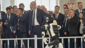 POSLE ISTORIJSKE POSETE KINI: Predsednik Vučić gost Ćirilice Milomira Marića u 21 sat (FOTO)