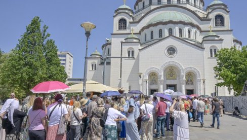 VERA JE I DOSTOJANSTVO U REDU ZA POKLONJENJE: Fenomen strpljivog višečasovnog stajanja hiljada ljudi ispred Hrama Svetog Save