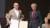 ЗЛАТНИ БЕОЧУГ ОТИШАО У ПРАВЕ РУКЕ: Значајна награда за Драгишу Голубовића Голуба - Велико признање (ФОТО)