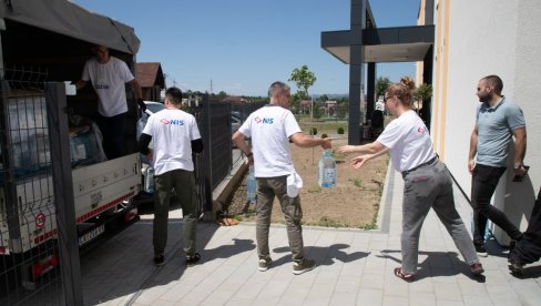 VOLONTERI NIS-A U PODRŠCI OPŠTINAMA NA ZAPADU SRBIJE: NIS poklonila pijaću vodu „Jazak“ Čačku i okolnim gradovima