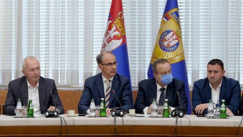 VANREDNA SEDNICA ZBOG HAVARIJE U ČAČKU Vlada naložila hitne mere: Otvorena besplatna telefonska linija za dostavu flaširane vode
