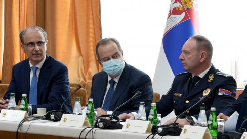 BEZBEDNOSNA SITUACIJA U SRBIJI STABILNA: Premijer Macut i MUP analizirali izazove u zemlji