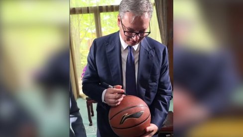 KAD AUTOGRAM POSTANE MALI ČAS KINESKOG JEZIKA: 577 = Vučić