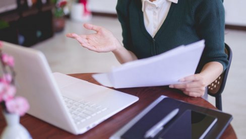 TUŽI KOMPANIJU: Žena 20 godina primala platu, a nije ni radila
