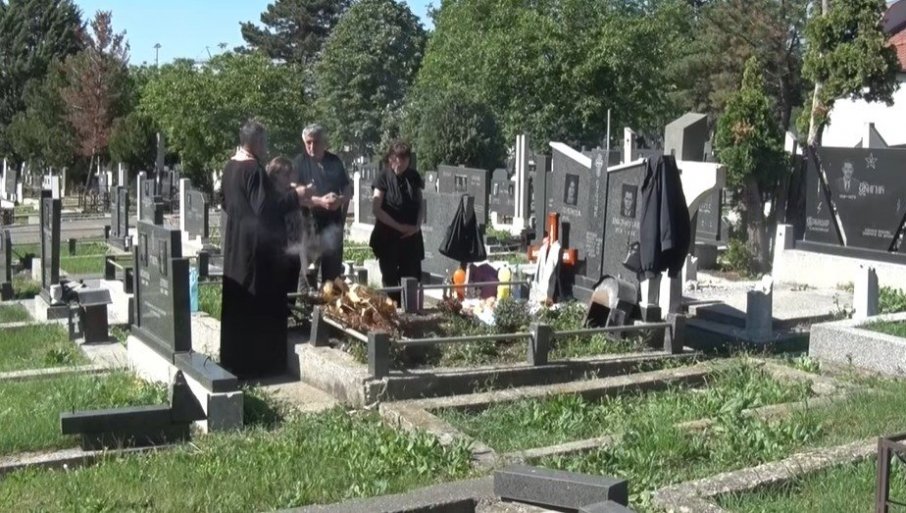 ГРОБОВИ НЕ МОГУ ДА СЕ ОСТАВЕ И ЗАБОРАВЕ: Обележене Духовске задушнице у Приштини (ВИДЕО)
