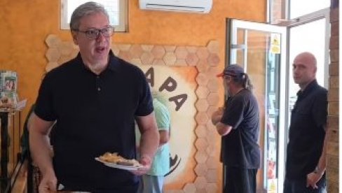 PREDSEDNIK VUČIĆ U PEKARI: Računam 410, jedem burek ili pitu sa mesom (VIDEO)