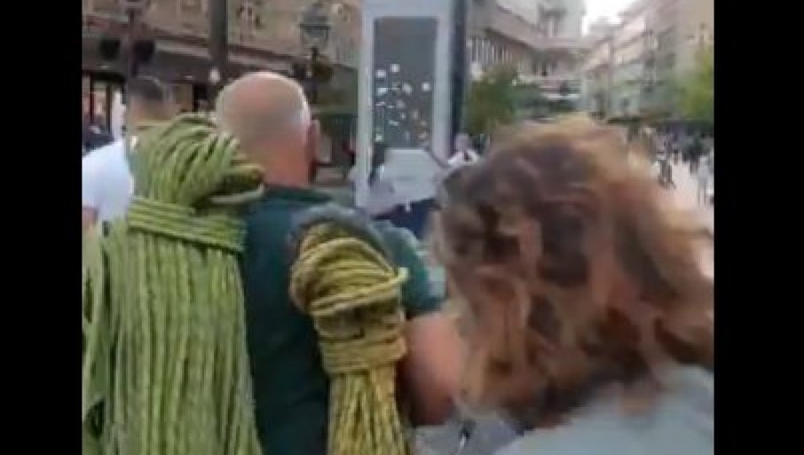 АУ, ТЕШКА БОЛЕСТ: Блокадери малтретирали алпинисте који су скидали банер са Палате Албанија, жале живе птиће, али не и страдалу студенткињу