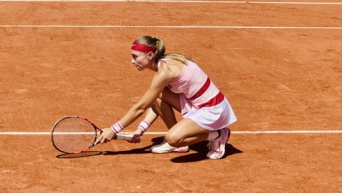 SRPKINJA POBEĐUJE S NAPUKNUTIM LIGAMENTIMA: Flasteri su tu zbog simetrije!