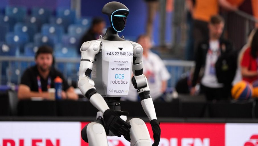 ROBOT JURI DIVLjE SVINjE KROZ VARŠAVU: Neobičan prizor postao hit na internetu (VIDEO)