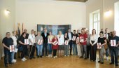 RADOST ZA 28 PORODICA: Izbeglima i interno raseljenima u Somboru uručeni ugovori ѕa stambenu podršku