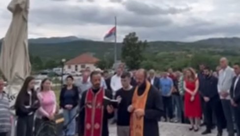 ОПРОШТЕНО ЈЕСТЕ, ЗАБОРАВЉЕНО НИЈЕ: Служен парастос за 134 Срба бачена у Корићку јаму (ВИДЕО)