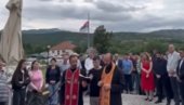 OPROŠTENO JESTE, ZABORAVLJENO NIJE: Služen parastos za 134 Srba bačenih u Korićku jamu (VIDEO)